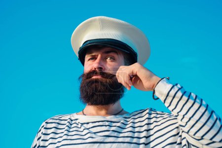 Téléchargez les photos : Drôle de capitaine marin portant un chapeau. Amusant marin. Portrait de capitaine sérieux. Matelot barbu, matelot - en image libre de droit