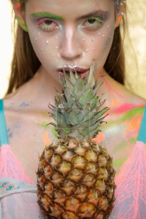 Téléchargez les photos : Maquillage estival. Des ananas. Fille de la mode avec de la poudre colorée maquillage. Maquillage coloré abstrait - en image libre de droit