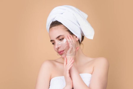 Foto de Woman applying eye patches. Close up portrait of girl with collagen pad patches under eyes, taking care of delicate skin around eyes. Woman patches rejuvenation skin care - Imagen libre de derechos