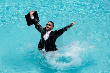 Photo for Business man in suit with laptop excited jumping in swimming pool. Funny businessman in suit with computer laptop on the sea. Summer holiday, outdoor and business travel concept. Crazy office worker - Royalty Free Image