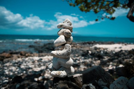 Téléchargez les photos : Pyramide de galets de mer sur la plage. Équilibre de vie et concept d'harmonie. Équilibrer la nature - en image libre de droit