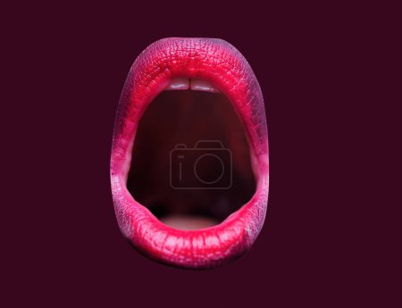 Téléchargez les photos : Femme bouche ouverte fermer. Des lèvres féminines rouges sexy. La bouche ouverte sensuelle. Lèvres isolées, icône surprise wow - en image libre de droit