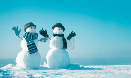 Téléchargez les photos : Bonhomme de neige tenant la main à l'extérieur. Bonhomme de neige d'hiver en bonnet noir, écharpe et gants. Bannière d'hiver de Noël avec bonhomme de neige. Carte de voeux d'hiver avec bonhomme de neige - en image libre de droit