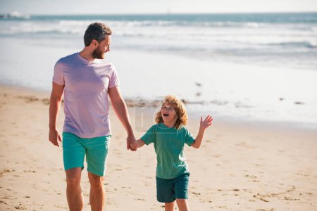 Téléchargez les photos : Papa et enfant s'amusent dehors. Père et fils marchent sur la mer. Concept d'enfance et de rôle parental - en image libre de droit