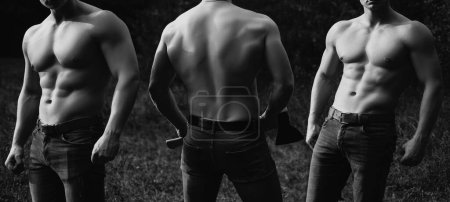Foto de Modelos masculinos sin camiseta en topless. Culturistas desnudos en el bosque. Retrato de moda de joven chico desnudo caliente - Imagen libre de derechos