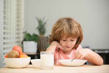 Téléchargez les photos : Nourriture et boisson pour les enfants. Blanc tout-petit enfant garçon manger soupe saine dans la cuisine - en image libre de droit