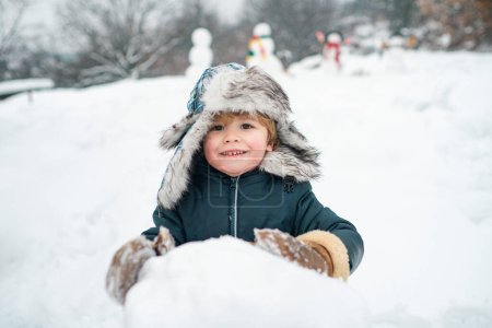 Téléchargez les photos : Happy kid portrait d'hiver. Des enfants dans la neige. Joyeux Noël et bonne année. Enfant d'hiver. Le matin d'hiver. Émotion hivernale - en image libre de droit