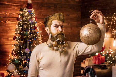 Foto de Hipster Santa Claus preparación de Navidad. Retrato de primer plano del hombre barbudo disfrazado de santa. Estilo de Navidad para Papá Noel moderno - Imagen libre de derechos