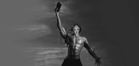 Foto de Plantillas de pancartas con hombre musculoso, torso muscular, seis abdominales. Hombre musculoso húmedo con botella de agua. Cuerpo muscular del hombre fuerte - Imagen libre de derechos