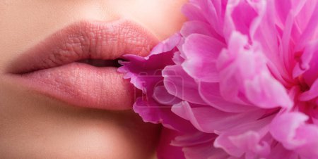 Foto de Boca femenina con labios rosados sexy aislado primer plano. Cierra los labios sensuales de mujer con lápiz labial rojo. Labios apasionados - Imagen libre de derechos