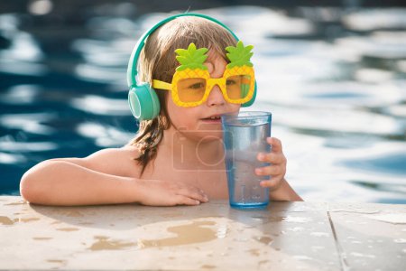 Téléchargez les photos : Garçon enfant heureux nager dans une piscine. Enfant d'été - en image libre de droit