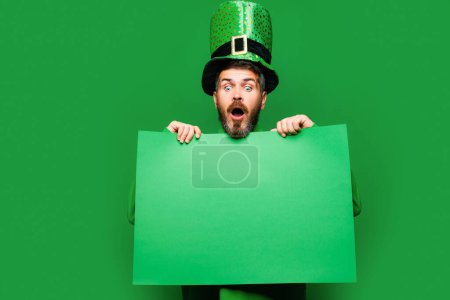 Foto de El hombre sobre fondo verde celebra el Día de San Patricio. Fondo de Patrick Green. Copiar espacio - Imagen libre de derechos