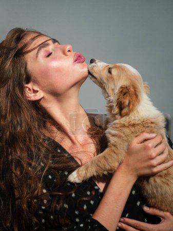 Téléchargez les photos : Jolie jeune fille tenant son chien chiot, partageant un câlin, câlins, baisers. Animal meilleur ami, belle amitié - en image libre de droit