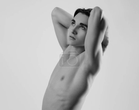 Foto de Joven con cuerpo musculoso y torso desnudo - Imagen libre de derechos