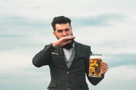 Foto de Divertido barbudo hipster hombre sostiene la cerveza artesanal - Imagen libre de derechos