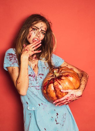 Téléchargez les photos : Une fille à la citrouille. Zombie et fou. Sacré Halloween ! - en image libre de droit