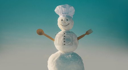 Téléchargez les photos : Chef cuisinier bonhomme de neige sur le fond extérieur de neige. Bannière de Noël avec bonhomme de neige. Carte de voeux d'hiver avec bonhomme de neige. Fond d'hiver - en image libre de droit