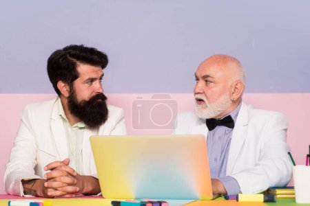 Téléchargez les photos : Des hommes d'affaires avec un ordinateur portable qui travaillent au bureau. Homme d'affaires utilisant PC au travail - en image libre de droit