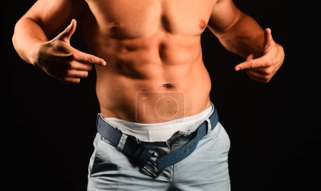 Foto de Hombre fuerte con cuerpo musculoso. Sexy torso desnudo masculino. Hombres metrosexuales desnudos. sin camisa atlético caliente desnudo chico con abs - Imagen libre de derechos