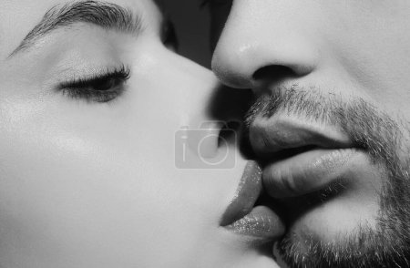 Téléchargez les photos : Sensuel couple passionné embrasser lèvres. Gros plan de couple embrasse la bouche - en image libre de droit