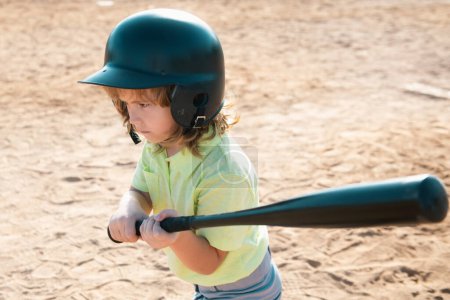 Foto de Jugadores de béisbol en casco y bate de béisbol en acción - Imagen libre de derechos