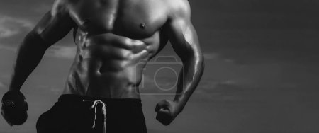 Foto de Hombre musculoso húmedo con botella de agua o proteína. Plantillas de pancartas con hombre musculoso, torso muscular, seis abdominales. Cuerpo muscular del hombre fuerte - Imagen libre de derechos