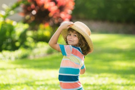 Téléchargez les photos : Portrait d'un mignon petit enfant en chapeau de paille dans le parc naturel d'été. Concept d'enfance et de rôle parental - en image libre de droit