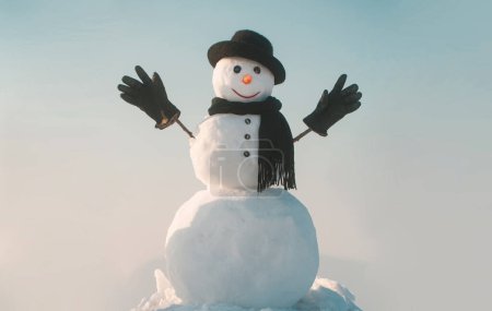 Téléchargez les photos : Bonhomme de neige les mains ouvertes. Bonhomme de neige d'hiver en bonnet noir, écharpe et gants. Bannière d'hiver de Noël avec bonhomme de neige. Carte de voeux d'hiver avec bonhomme de neige - en image libre de droit