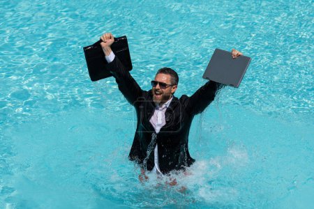 Photo for Travel destinations, summer vacations at office workers. Funny business man in suit on summer holiday at sea beach water. Crazy entrepreneur using laptop in swimming pool on summer vacation - Royalty Free Image