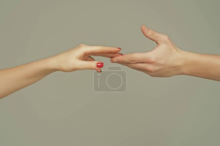 Foto de Llegando a tocar las manos. Alcanza la mano. Dedos sensuales. Dos manos tratando de tocar. Manos de hombre y mujer que se acercan. Mano tratar de tocar. Los dedos se tocan. Brazo sensual - Imagen libre de derechos