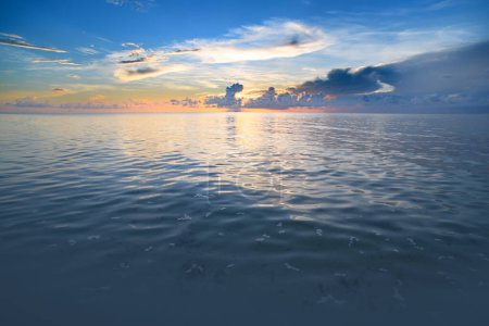 Téléchargez les photos : Coucher de soleil sur la mer. Plage océanique lever du soleil avec ciel nuageux et calme - en image libre de droit