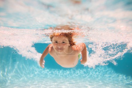 Téléchargez les photos : Enfants jouant dans la piscine. Enfant nageant dans la piscine sous l'eau. Enfant garçon nager sous l'eau dans la mer - en image libre de droit
