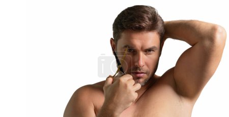 Téléchargez les photos : Un homme caucasien essayant de se faire couper les cheveux avec des ciseaux. Une coupe masculine. Ciseaux de coiffeur, salon de coiffure. Ciseaux de coiffeur. Concept de coupe de cheveux. Coiffure masculine et coupe de cheveux. Bannière pour en-tête - en image libre de droit