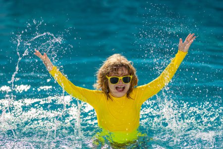 Téléchargez les photos : Enfant profitant de vacances d'été, nageant dans la piscine. Enfant s'amuser pendant les vacances d'été à la piscine. Des enfants heureux jouant sur l'eau de la piscine. Bon été. Enfant en vacances d'été jouer dans l'eau - en image libre de droit