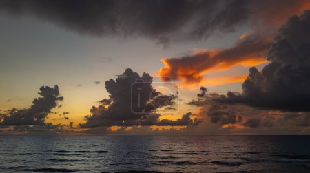 Téléchargez les photos : Coucher de soleil sur la plage tropicale océan de mer avec des nuages lever de soleil. Bannière pour les vacances de voyage. Paysage ciel et rayons réfléchissants dans l'eau. Crépuscule, crépuscule sur la mer. Tranquille, fond de ciel doré - en image libre de droit