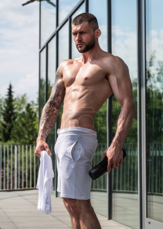 Téléchargez les photos : Muscular men lifting weights. Powerful male fit model doing workout in gym. Man lifting dumbells, strong athletic fit man doing exercises with dumbbells. Weightlifting workout. Fitness workout - en image libre de droit