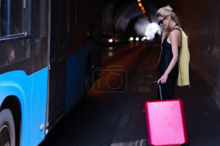 Foto de Viajero turista mujer con maleta al aire libre. Chica turística con bolsa de viaje de viaje. Viajar por Europa los fines de semana - Imagen libre de derechos