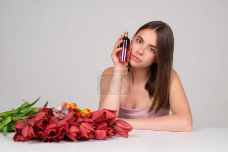 Foto de Mujer con botella de aroma perfumado - Imagen libre de derechos