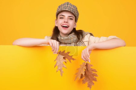 Foto de Retrato de estudio de mujer joven con hojas de otoño - Imagen libre de derechos