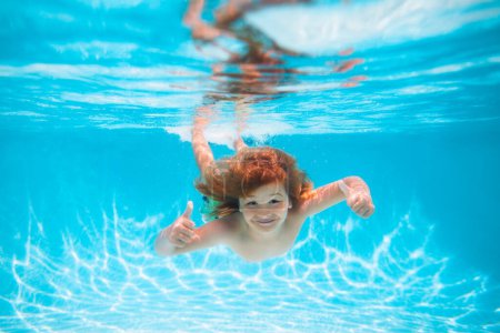 Téléchargez les photos : Enfants d'été dans l'eau dans la piscine sous l'eau. Enfant nager et plonger sous l'eau dans la piscine - en image libre de droit