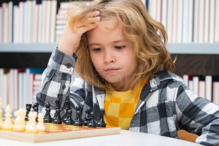 Foto de Ajedrez, éxito y ganar. Niño jugando al ajedrez. Un niño listo pensando en ajedrez. Desarrollo temprano de niños - Imagen libre de derechos