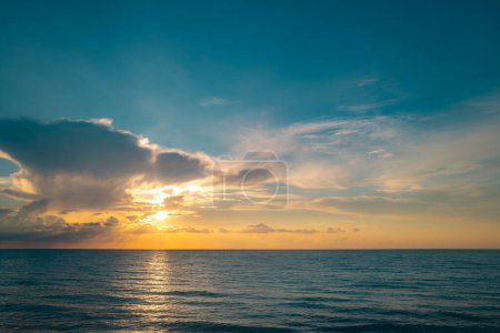 Foto de Puesta de sol en la playa tropical mar océano con nubes del amanecer. Banner para vacaciones de viaje. Paisaje cielo y reflejos rayos en el agua. Crepúsculo, crepúsculo en el mar. Paisaje marino en la mañana de verano - Imagen libre de derechos