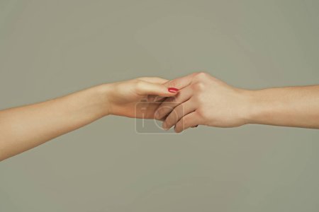 Foto de Ayudando a la mano. Tomando la mano, de cerca. Echando una mano. Rescate, ayuda gesto o manos. Relaciones de salvación. Ayuda gesto o manos. Mano de apoyo - Imagen libre de derechos