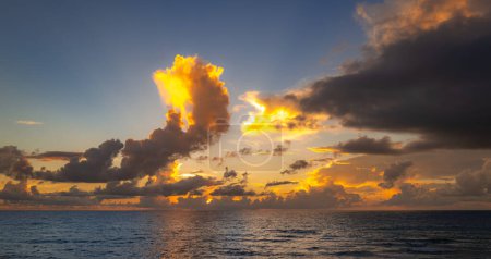 Foto de Puesta de sol sobre fondo marino. Fondo de pantalla de la naturaleza con mar de verano. Textura de mar de agua. Calma amanecer en el mar tropical. Agua del océano, olas del océano - Imagen libre de derechos
