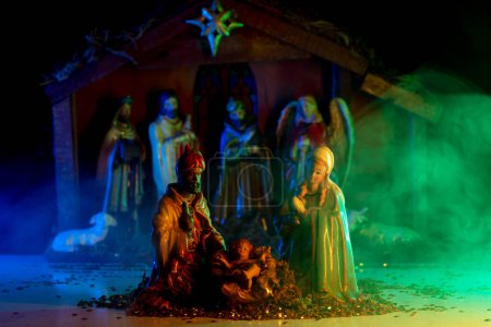 Téléchargez les photos : Scène de Noël traditionnelle naissance de Jésus. Scène de Noël religieuse de l'enfant Jésus dans la crèche avec Joseph, Marie et berger. Les mages de la Bible ont trouvé Jésus. Caractère biblique chrétien - en image libre de droit