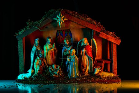 Téléchargez les photos : Nativité de Jésus. Une scène de Noël avec l'enfant Jésus, Marie et Joseph dans la crèche - en image libre de droit