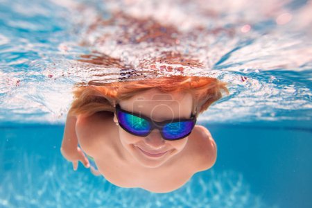 Téléchargez les photos : Enfant dans la piscine. Drôle de petit garçon nage sous l'eau dans la piscine. Portrait d'enfants sous-marins sous l'eau. Vacances d'été. Week-end enfants - en image libre de droit