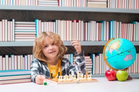 Foto de Una niña inteligente. Inteligente niño concentrado y pensando jugando al ajedrez. Juegos Desarrollo cerebral para niños y lógica juego - Imagen libre de derechos