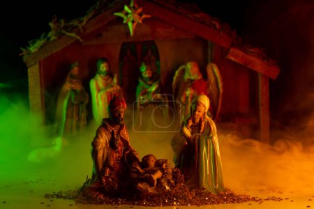 Foto de Tradicional escena navideña nacimiento de Jesús. Belén con figuras. Escena navideña del niño nacido Jesucristo en el pesebre con José y María - Imagen libre de derechos