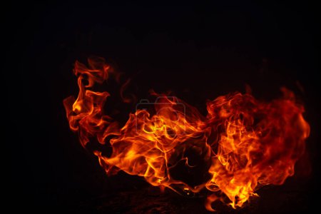 Foto de El fuego, llama ardiente. Fuego ardiente grande - Imagen libre de derechos
